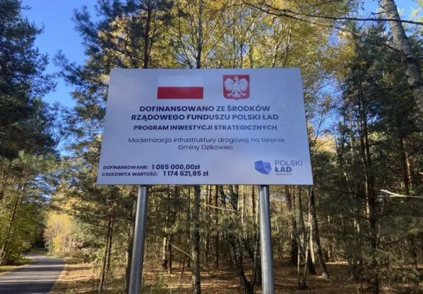 Tablica informacyjna o dofinansowaniu zadania pn.: „Modernizacja infrastruktury drogowej na terenie Gminy Dzikowiec” w ramach Programu Inwestycji Strategicznych: Polski Ład