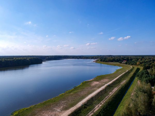 Jezioro Maziarnia widziane z lotu ptaka w Wilczej Woli