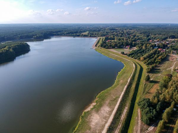 Jezioro Maziarnia widziane z lotu ptaka w Wilczej Woli