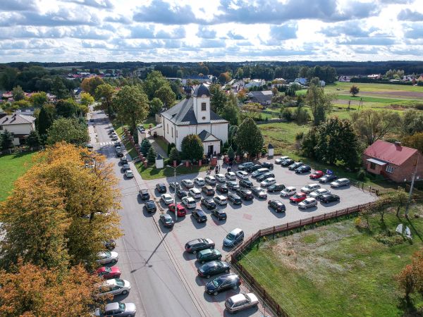 Kości&oacute;ł parafialny w Dzikowcu