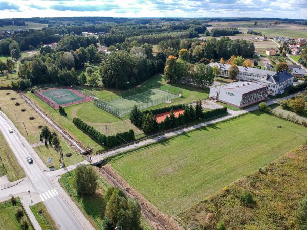 Panorama szkoły oraz Orlik&oacute;w w Dzikowcu